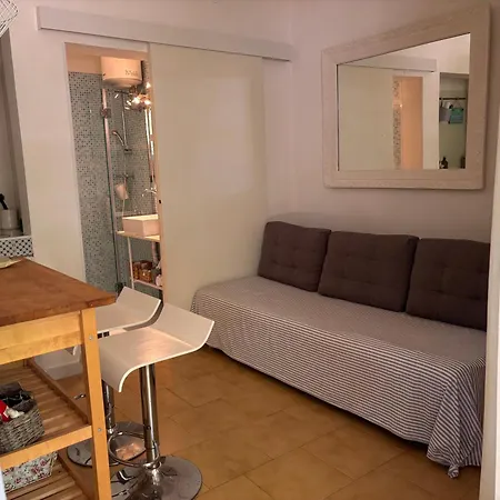 C 44 Con Posto شقة *